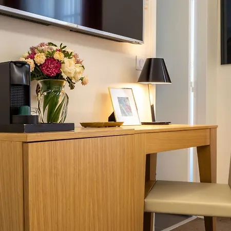 Hotel Camille Tapestry Collection By Hilton París