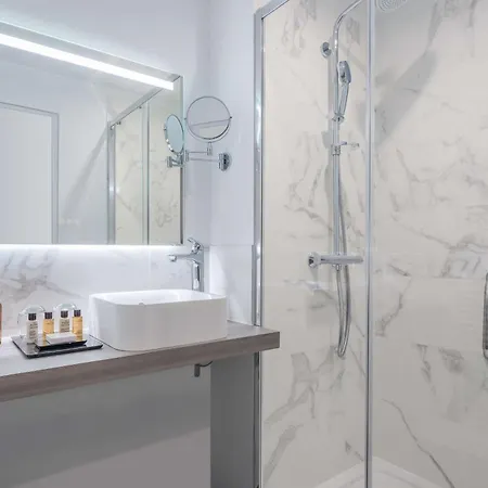 فندق Camille Tapestry Collection By Hilton 4*