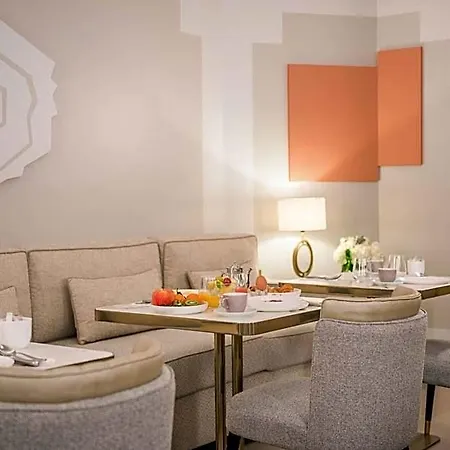 Hotel Camille Tapestry Collection By Hilton París