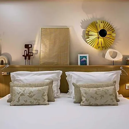 Hotel Camille Tapestry Collection By Hilton París