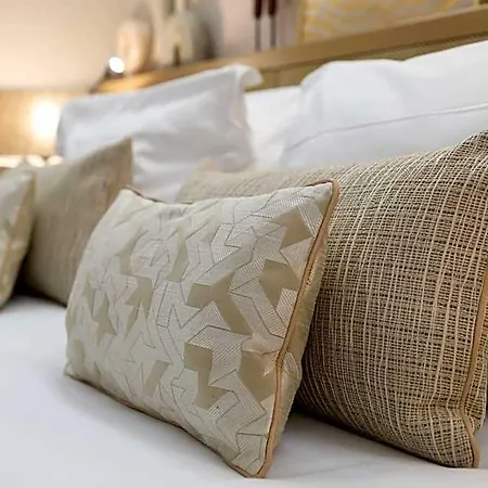 Hotel Camille Tapestry Collection By Hilton París